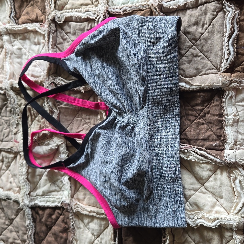 Sports bra crisscross